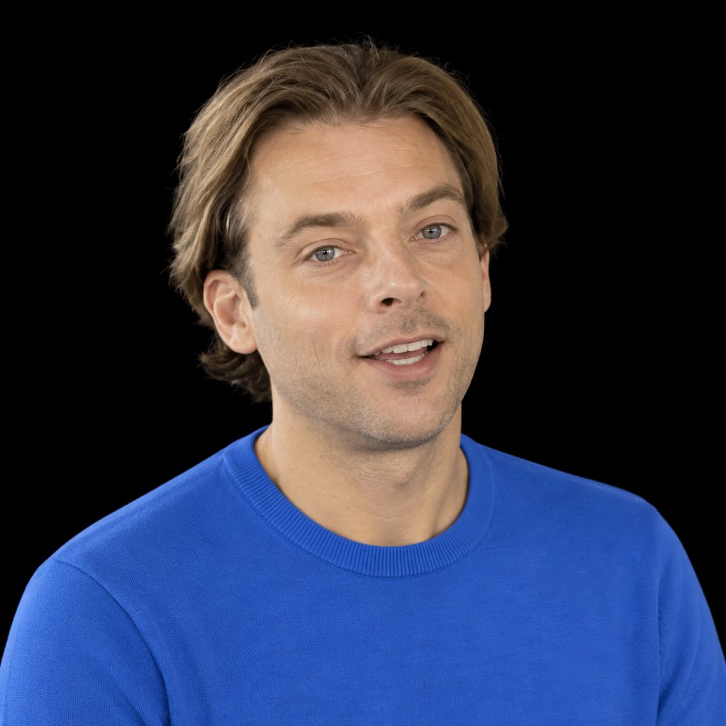 Head-and-shoulders portrait of Robert Vis against a black background.